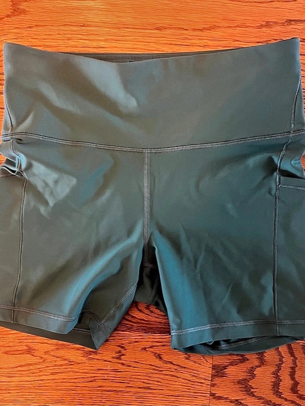 Athleta Interval Stash 5" Short Athletic Shorts Green Medium